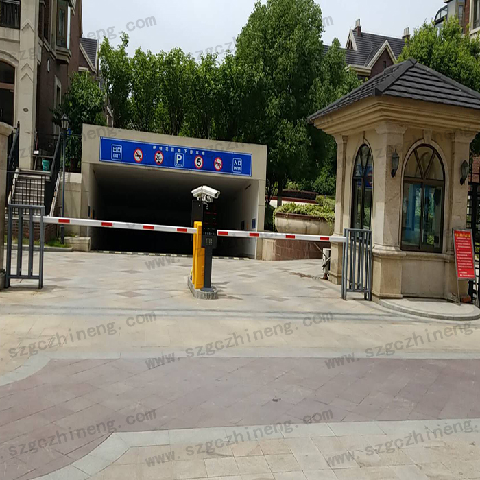 張家港伊頓花園別墅現(xiàn)場(chǎng)案例車(chē)牌識(shí)別加廣告道閘，人行通道閘（護(hù)外人臉識(shí)別加擺閘